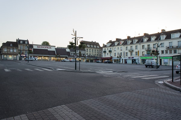 Aménagement actuel de la place De Gaulle, exclusivement dédiée au stationnement.