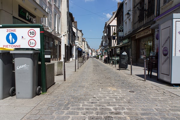 La rue Carnot, seule section (très) partiellement piétonnière du centre-ville de Vernon.